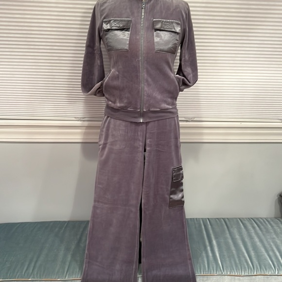 2 piece velvet jogger set with 3 satin pockets and a smooth, snag-free zipper. - Picture 5 of 7